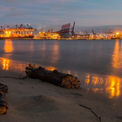 Klassenfahrt Hamburg - Elbe mit Sandstrand