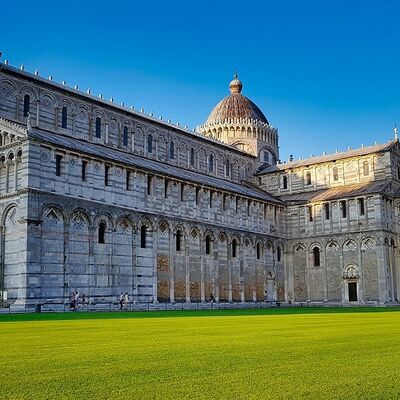Piazza dei Miracoli mit schiefen Turm in Pisa