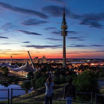 Klassenfahrt München Olympiagelände in Abendstimmung