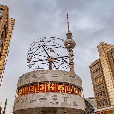 Klassenfahrt Berlin zum Alexanderplatz mit Weltzeituhr