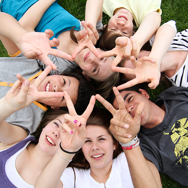 Schüler im Kreis liegend